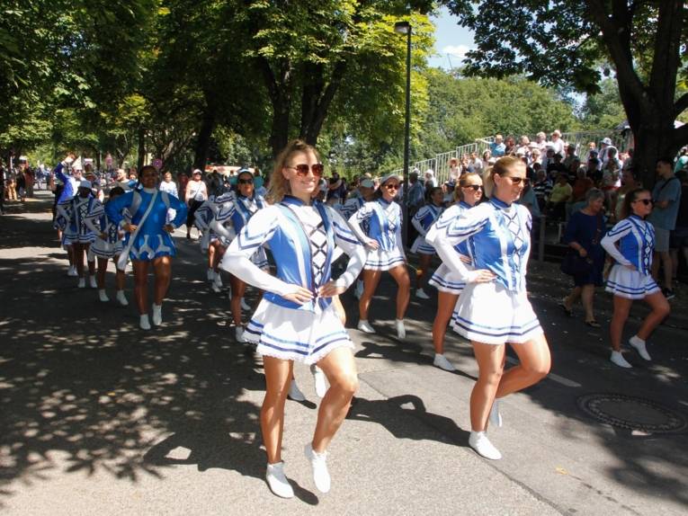 Menschen bei einem Festumzug.